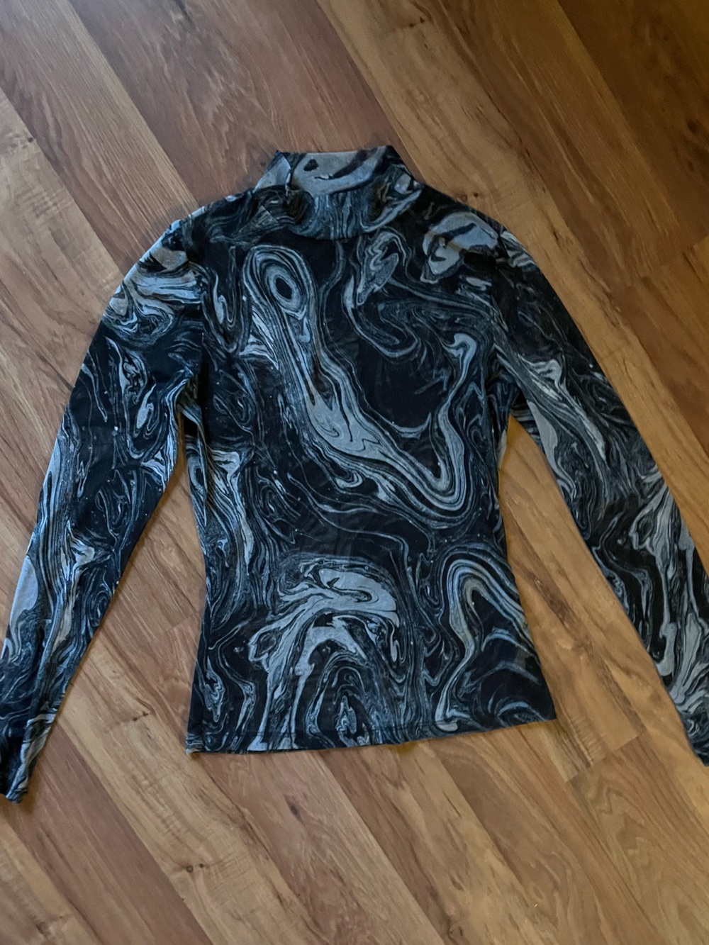 Women’s Black & Gray Marble-Print Long Sleeve Top